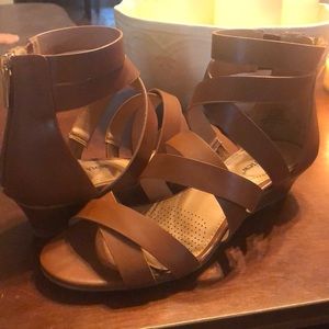 Like new strappy sandal